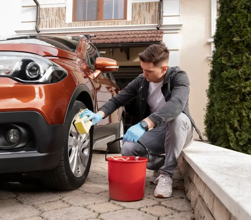 Lavage auto à domicile Bona : professionnel intervenant sur un véhicule